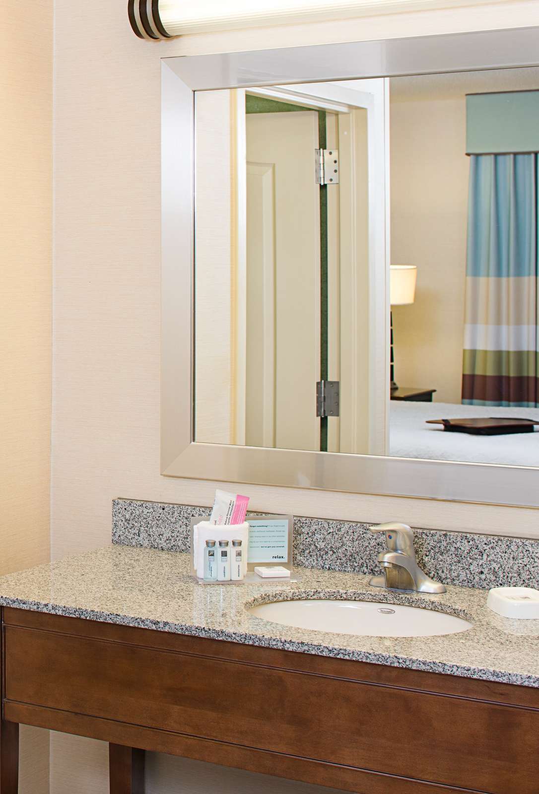 Hotel Hampton Inn & Suites Exeter photo 4