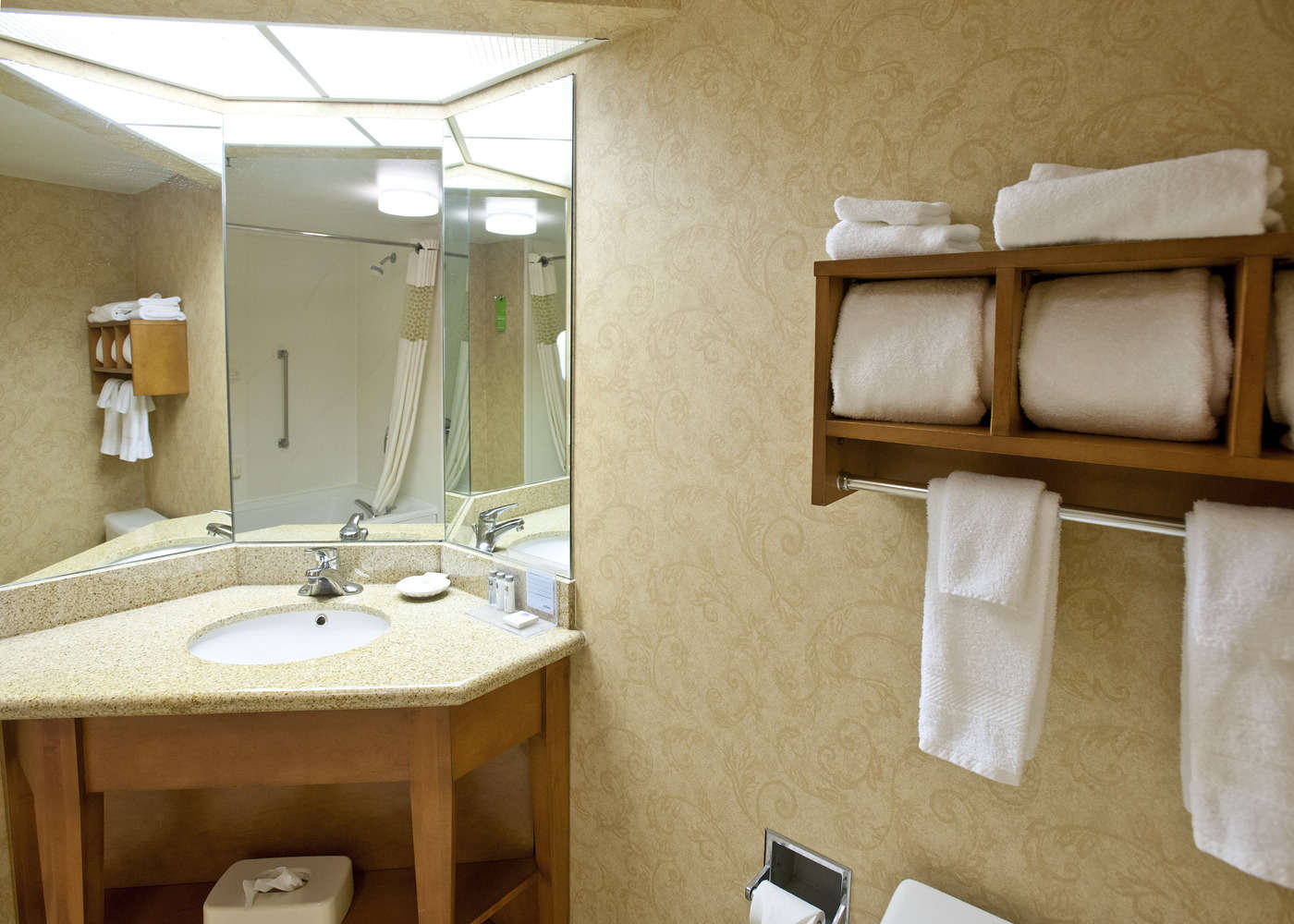 Hotel Hampton Inn Bow photo 3