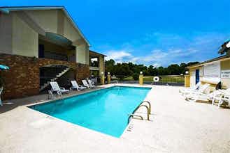 Hotel Howard Johnson by Wyndham Savannah GA photo 2