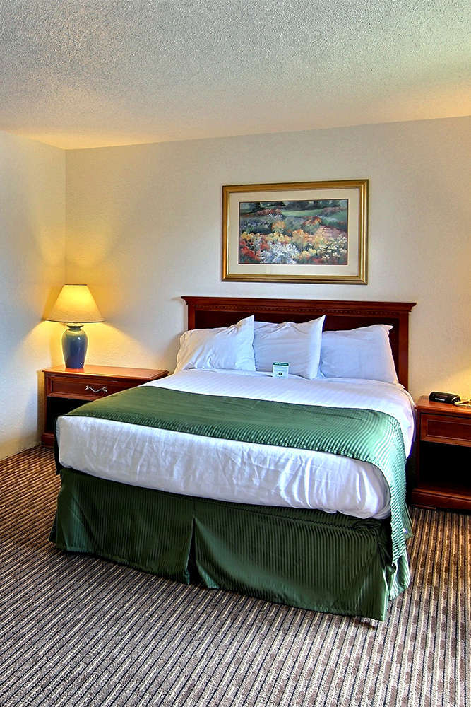 Hotel Boarders Inn & Suites Traverse City photo 1