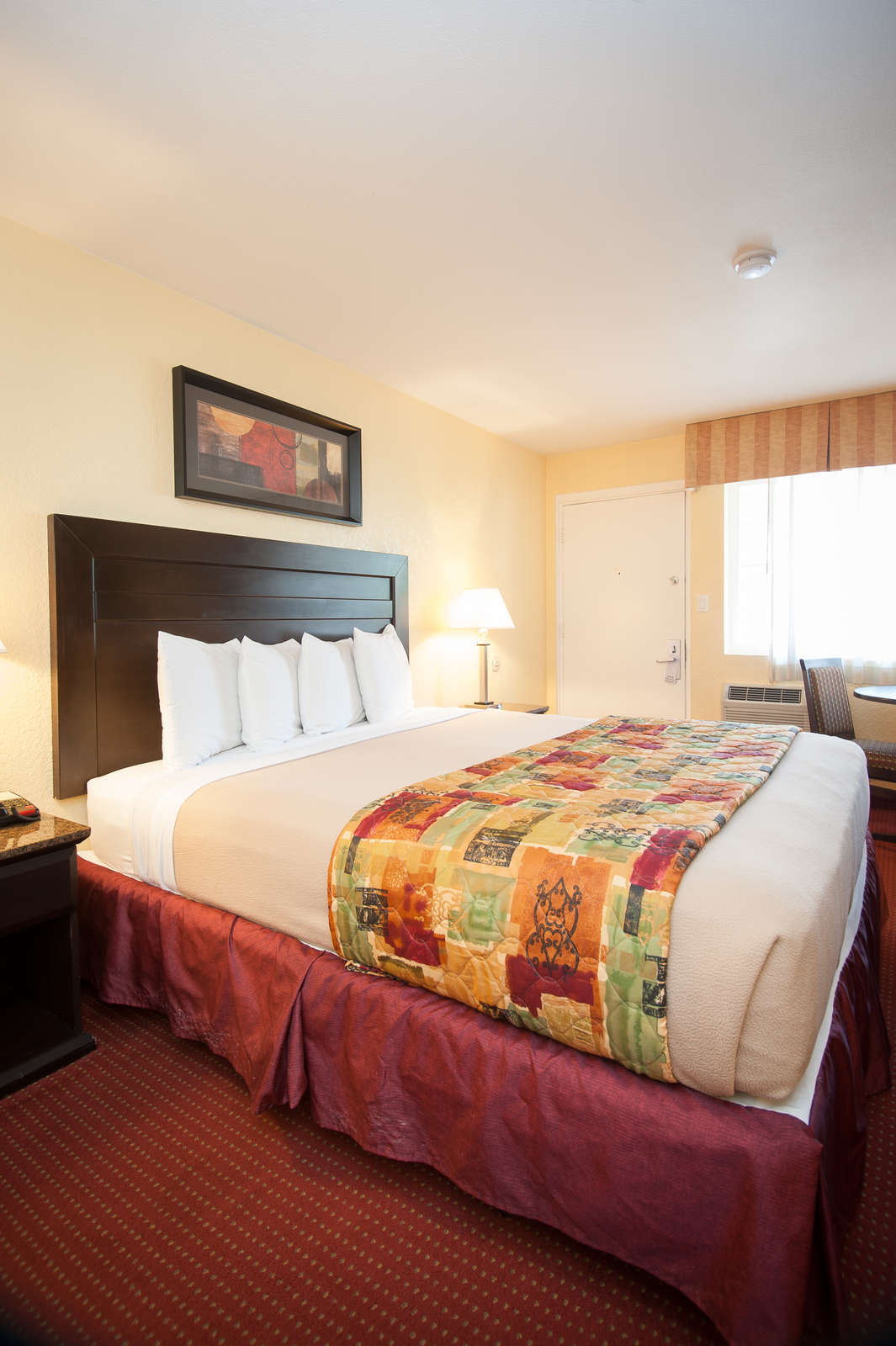 Hotel Pacific Inn & Suites photo 3