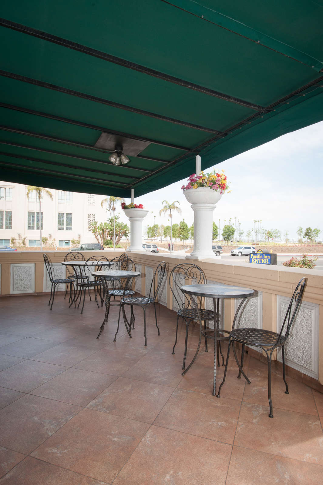 Hotel Pacific Inn & Suites photo 2