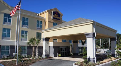 Best Western Plus Chain of Lakes Inn & Suites