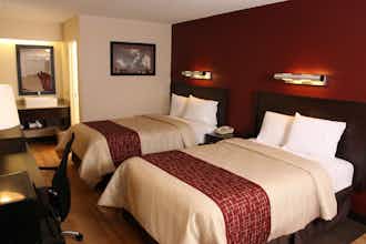 Hotel Red Roof PLUS+ Columbus - The Ohio State University photo 2
