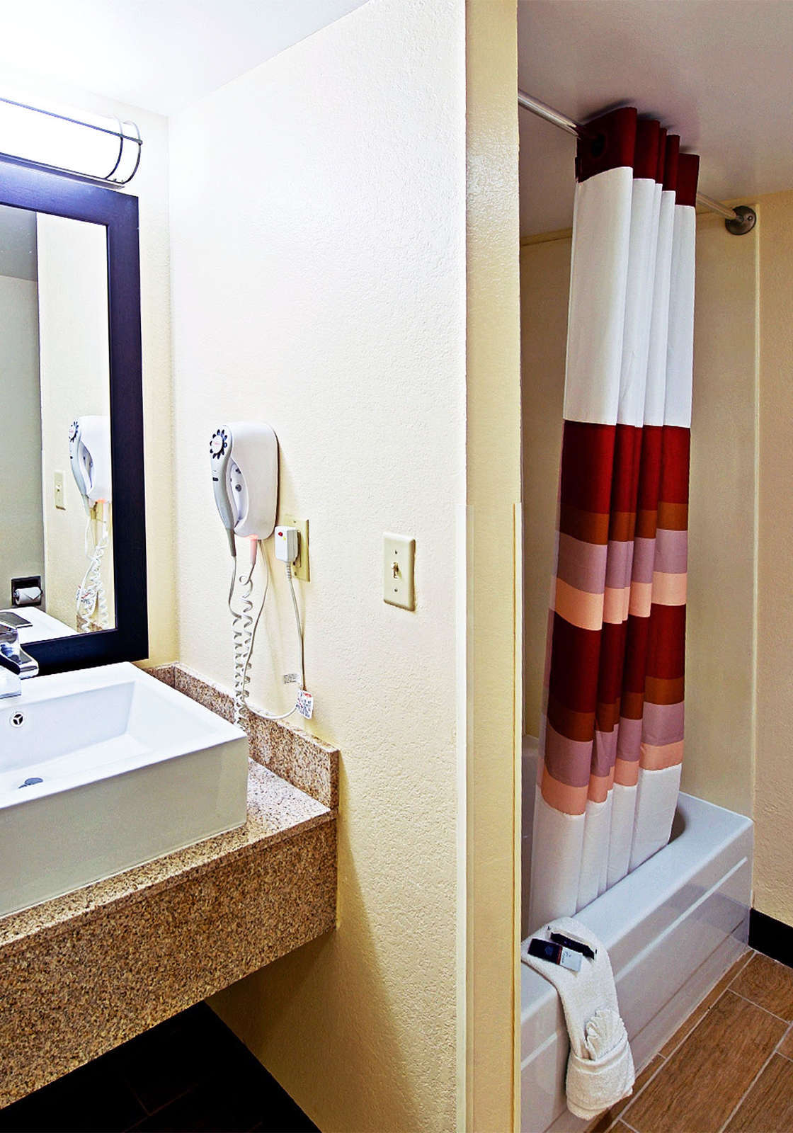 Hotel Red Roof PLUS+ St Louis - Forest Park/Hampton Ave photo 4