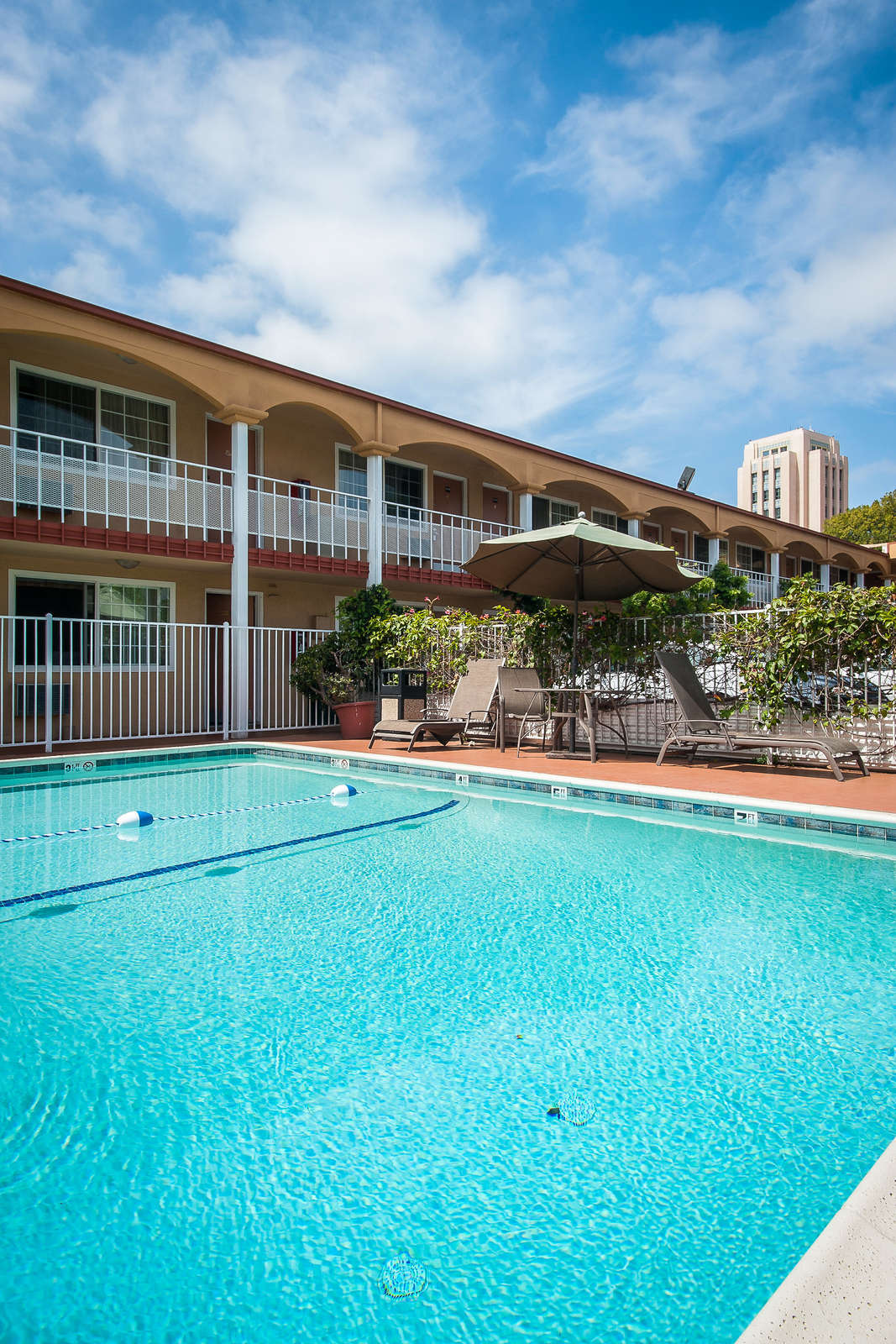 Hotel Pacific Inn & Suites photo 1