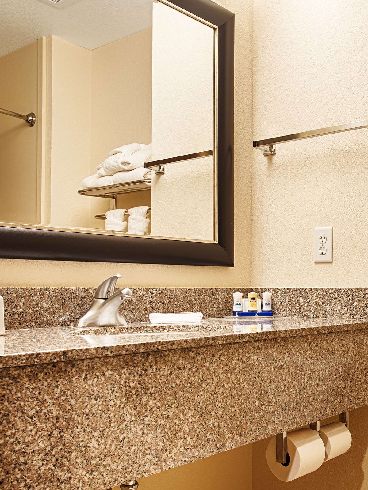 Hotel Best Western Plus Chain of Lakes Inn & Suites photo 3