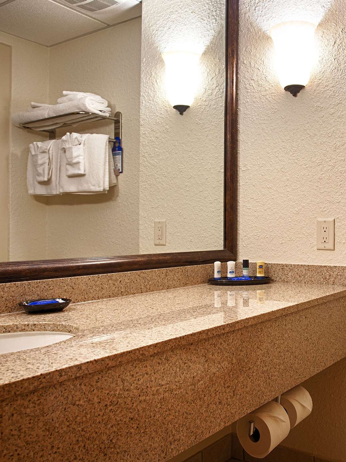 Hotel Best Western Plus Longbranch Hotel & Convention Center photo 3