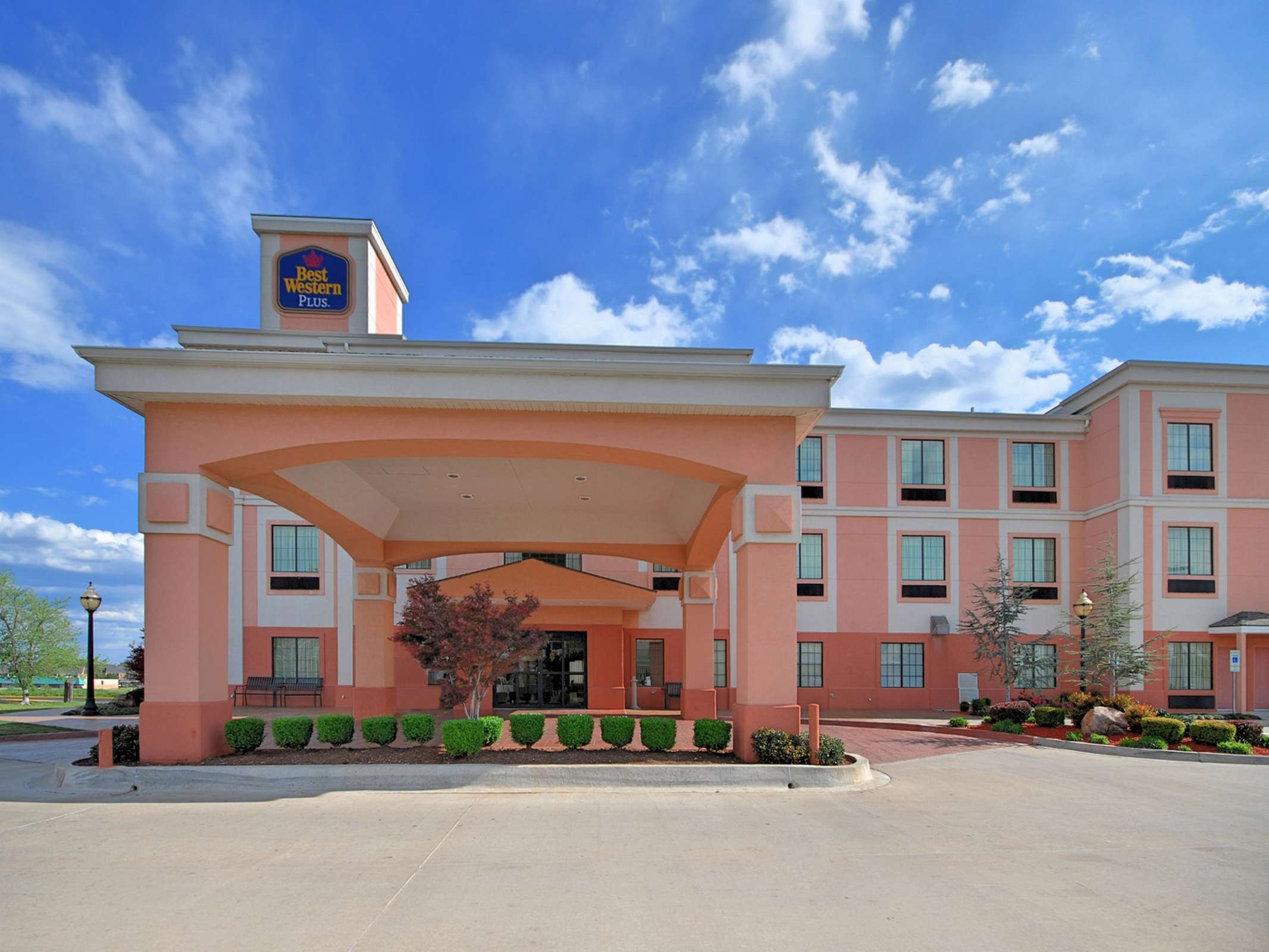 Best Western Plus Barsana Hotel & Suites