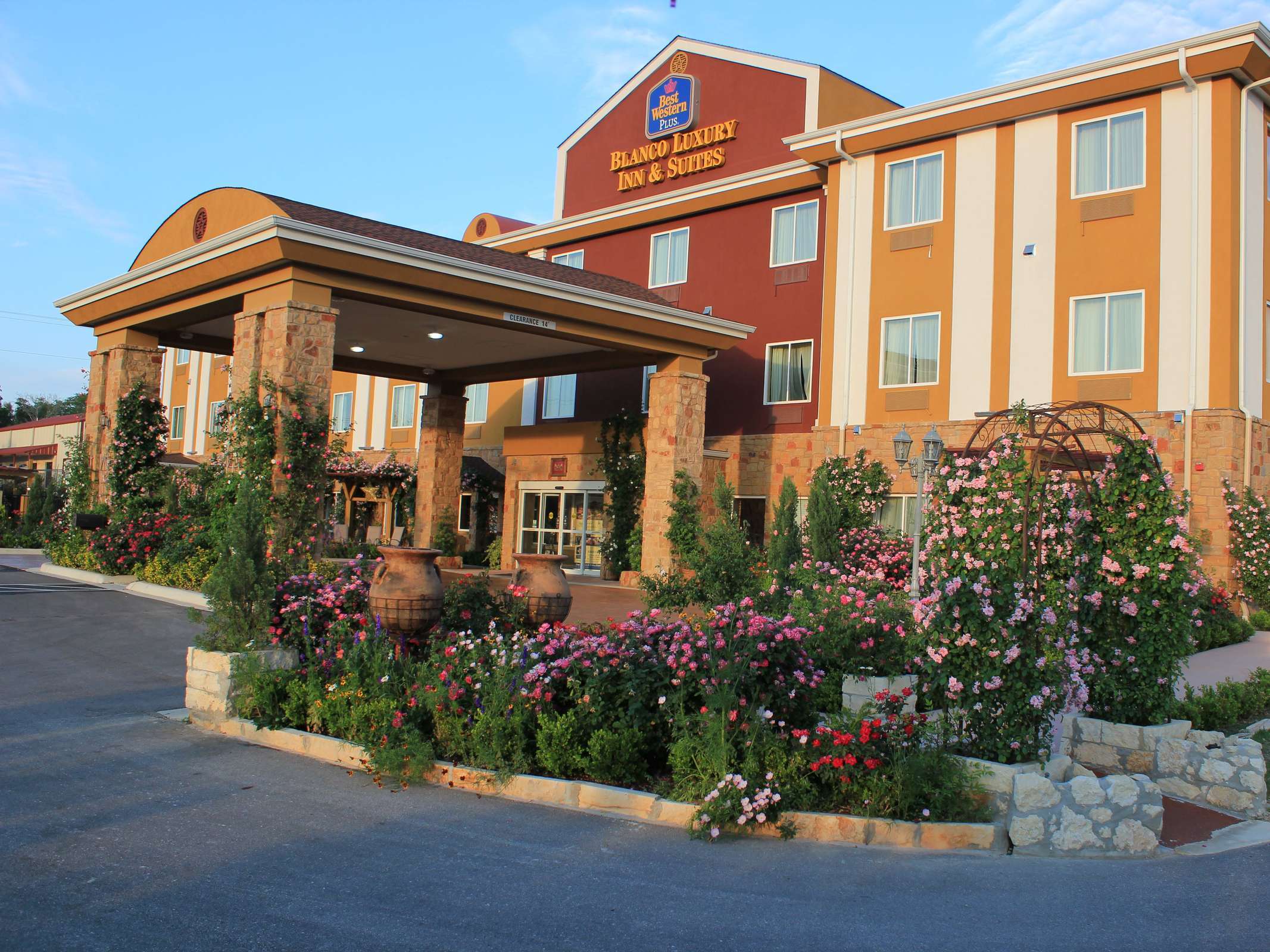 Best Western Plus Blanco Luxury Inn & Suites