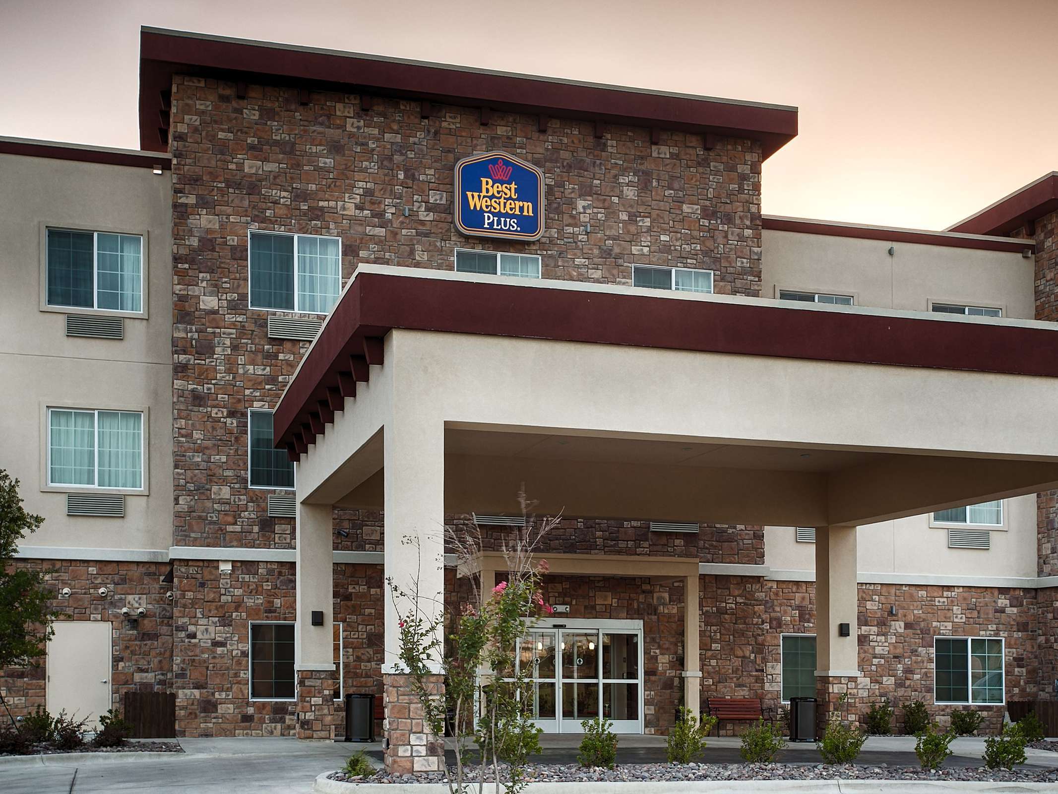 Best Western Plus Fort Worth Forest Hill Inn & Suites