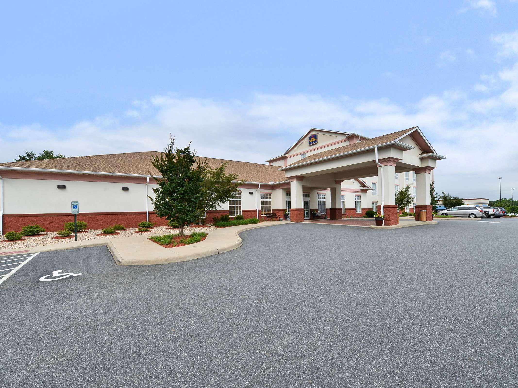 Best Western Plus Crossroads Inn & Suites