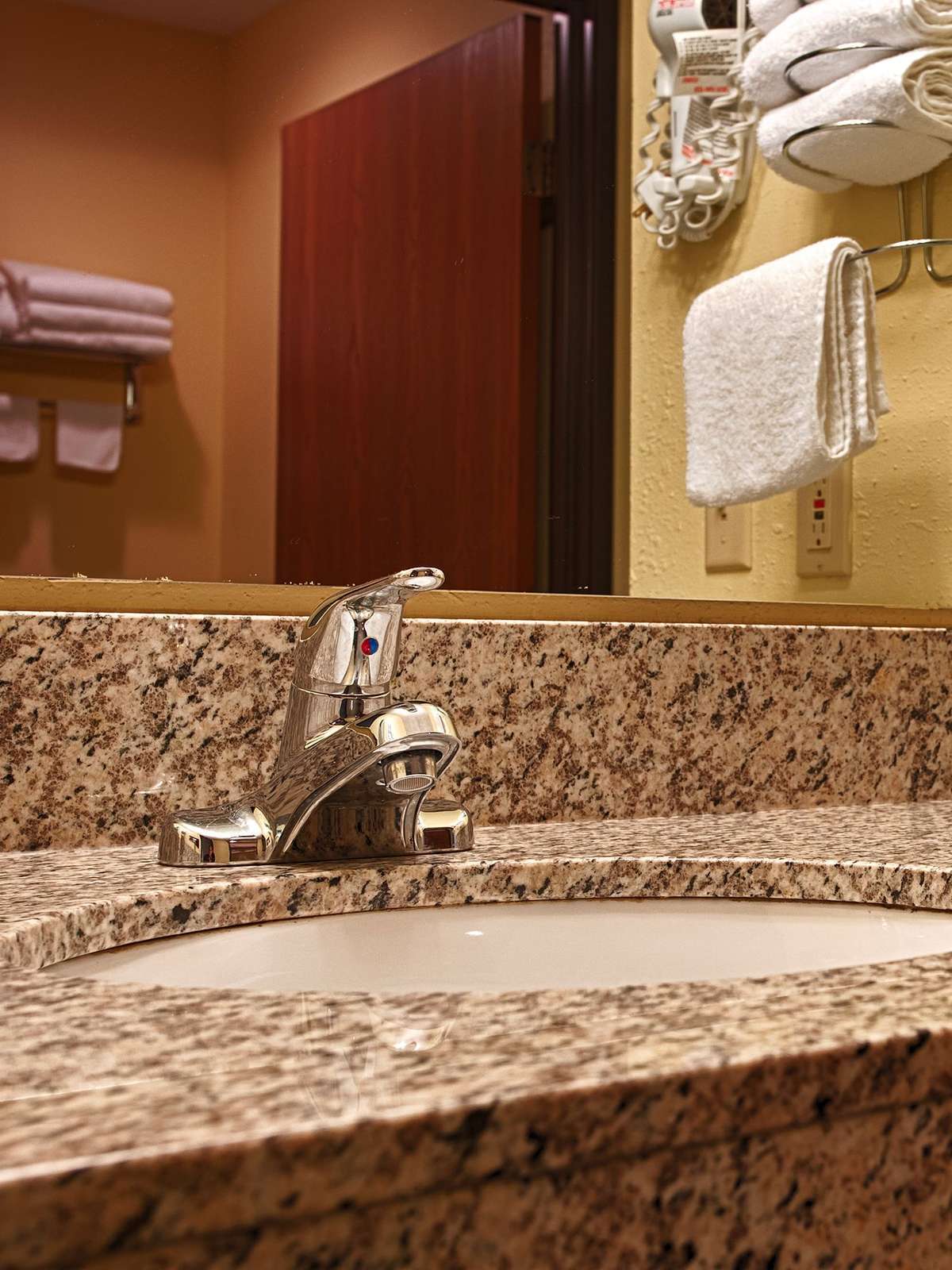 Hotel Best Western Ambassador Inn & Suites photo 3