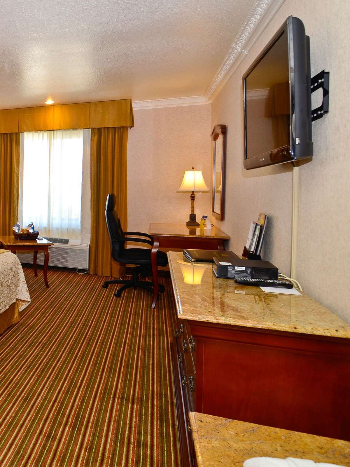 Hotel Best Western Plus Newport Mesa Inn photo 2