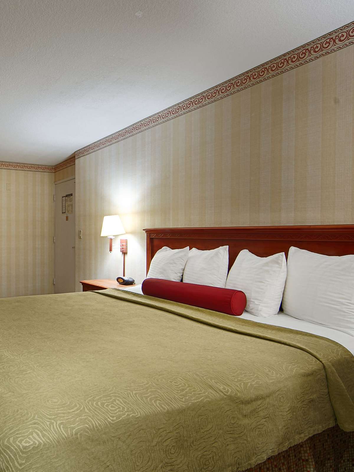 Hotel Best Western Plus Raffles Inn & Suites photo 1