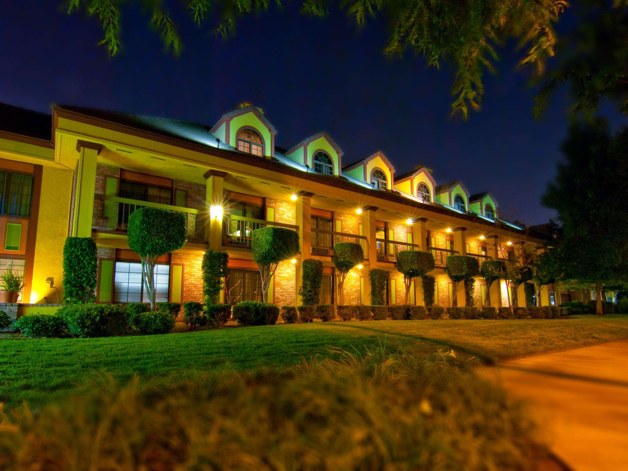 Best Western Plus Raffles Inn & Suites