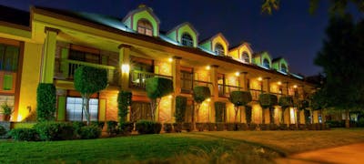 Best Western Plus Raffles Inn & Suites