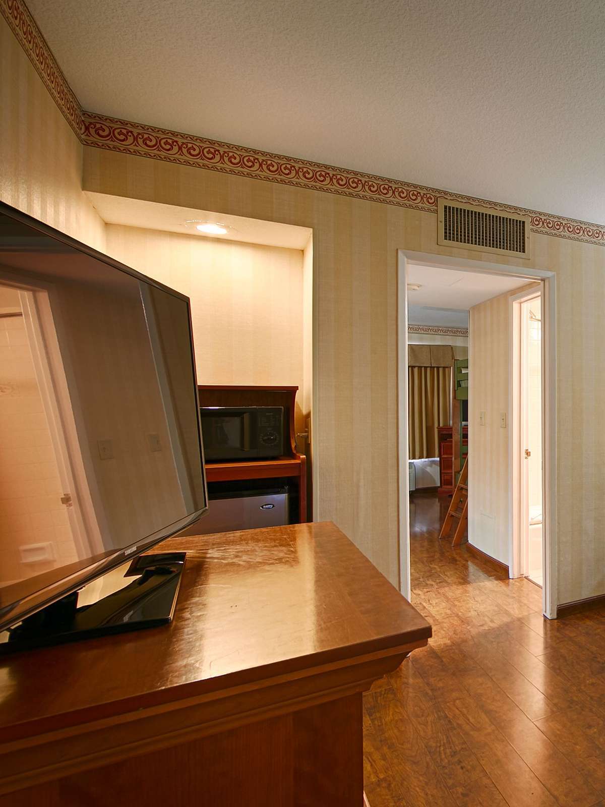 Hotel Best Western Plus Raffles Inn & Suites photo 2