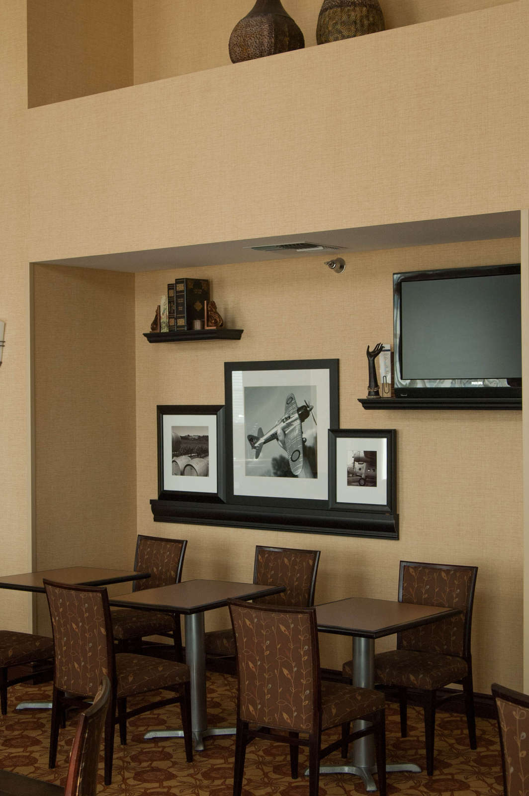 Hotel Hampton Inn & Suites Oakland Airport - Alameda photo 1