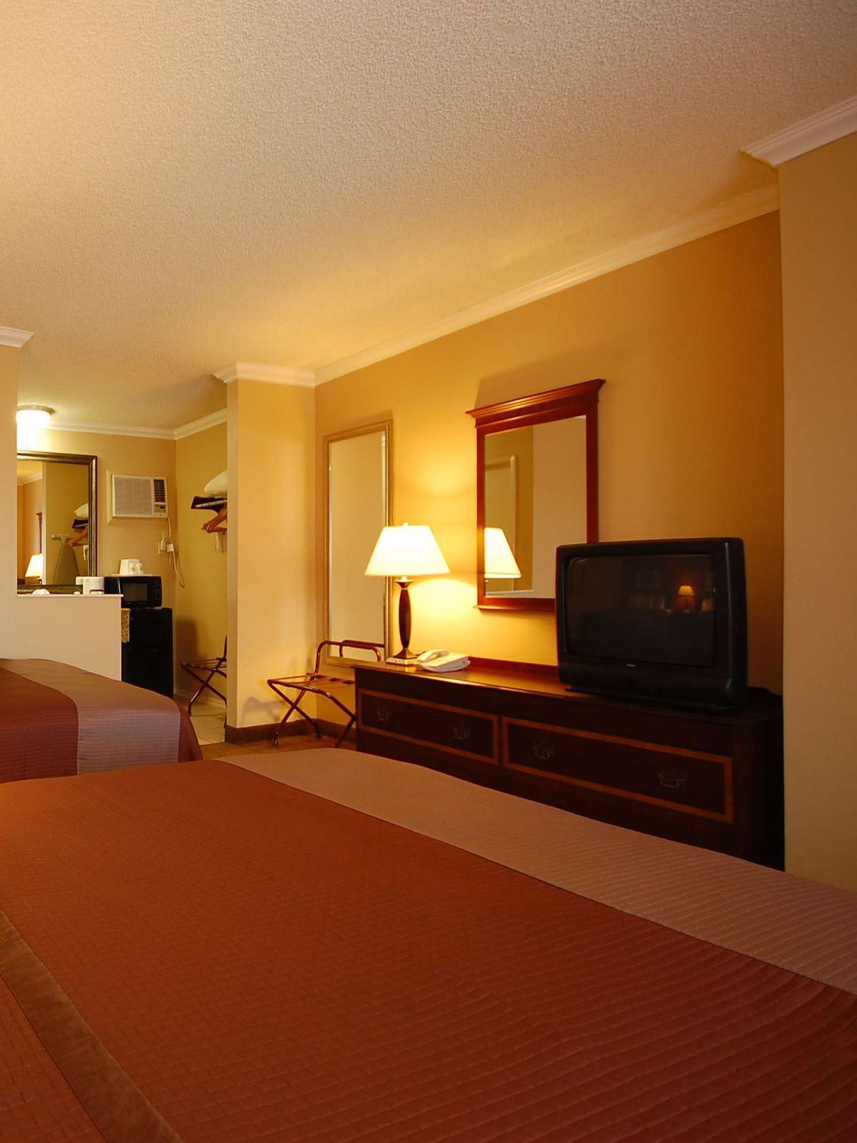 Hotel Best Western Courtesy Inn Hotel - Anaheim Resort photo 2