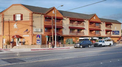 Best Western Harbour Inn & Suites Huntington - Sunset Beach