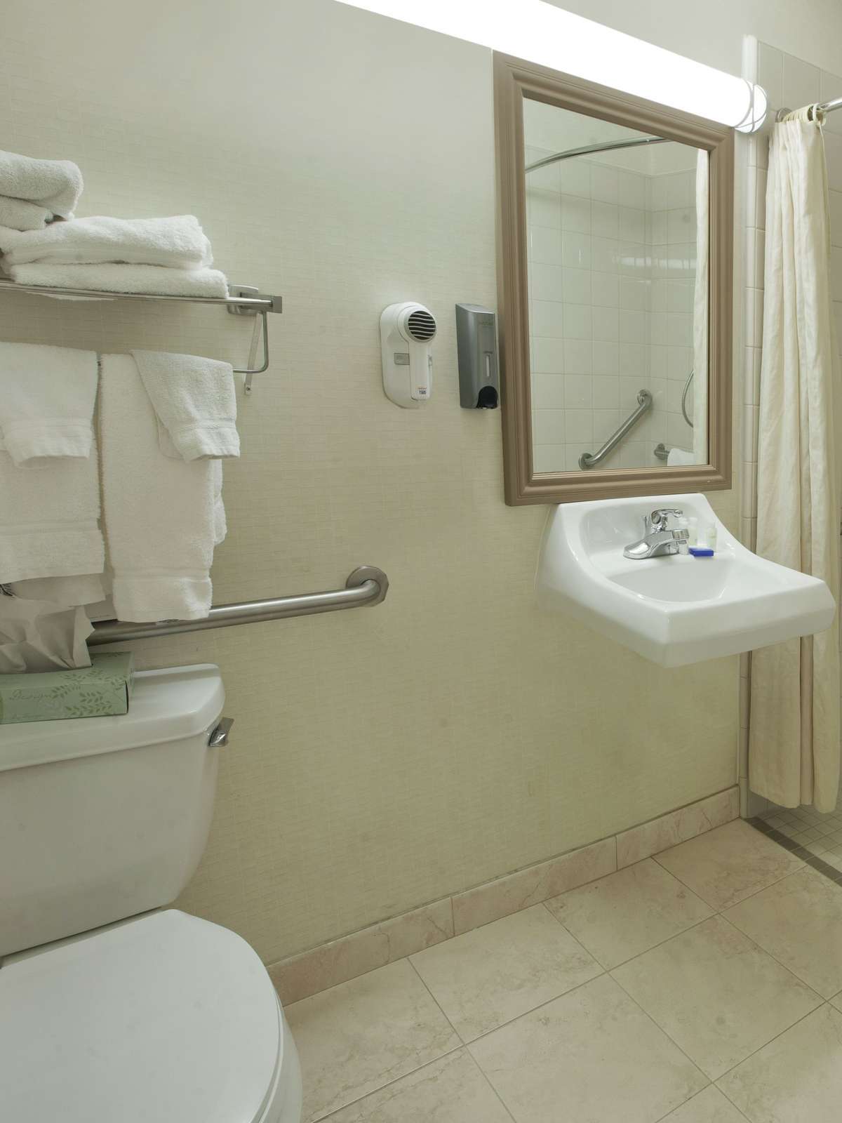 Hotel Best Western Plus Lake Elsinore Inn & Suites photo 3