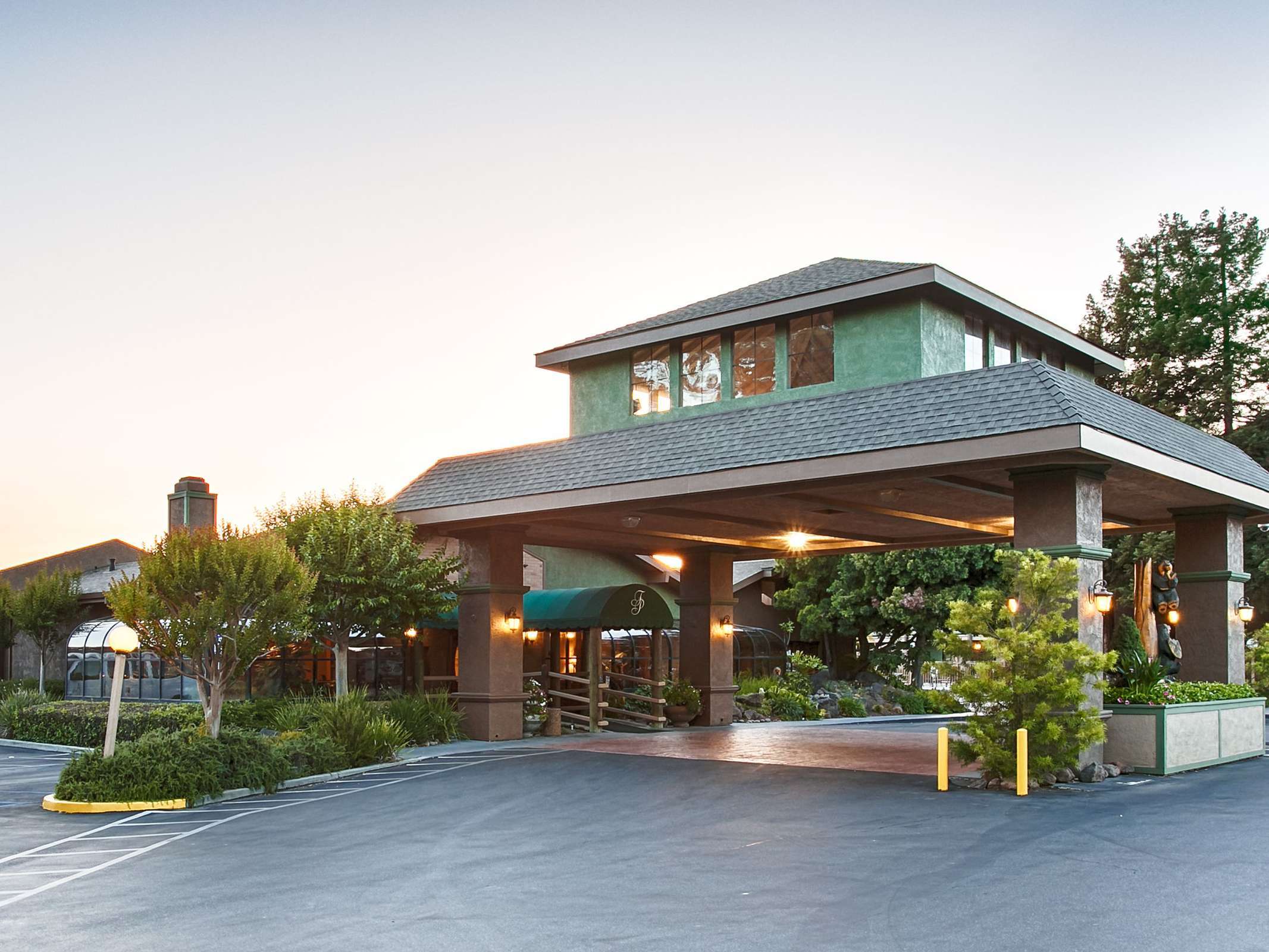 Best Western Plus Forest Park Inn