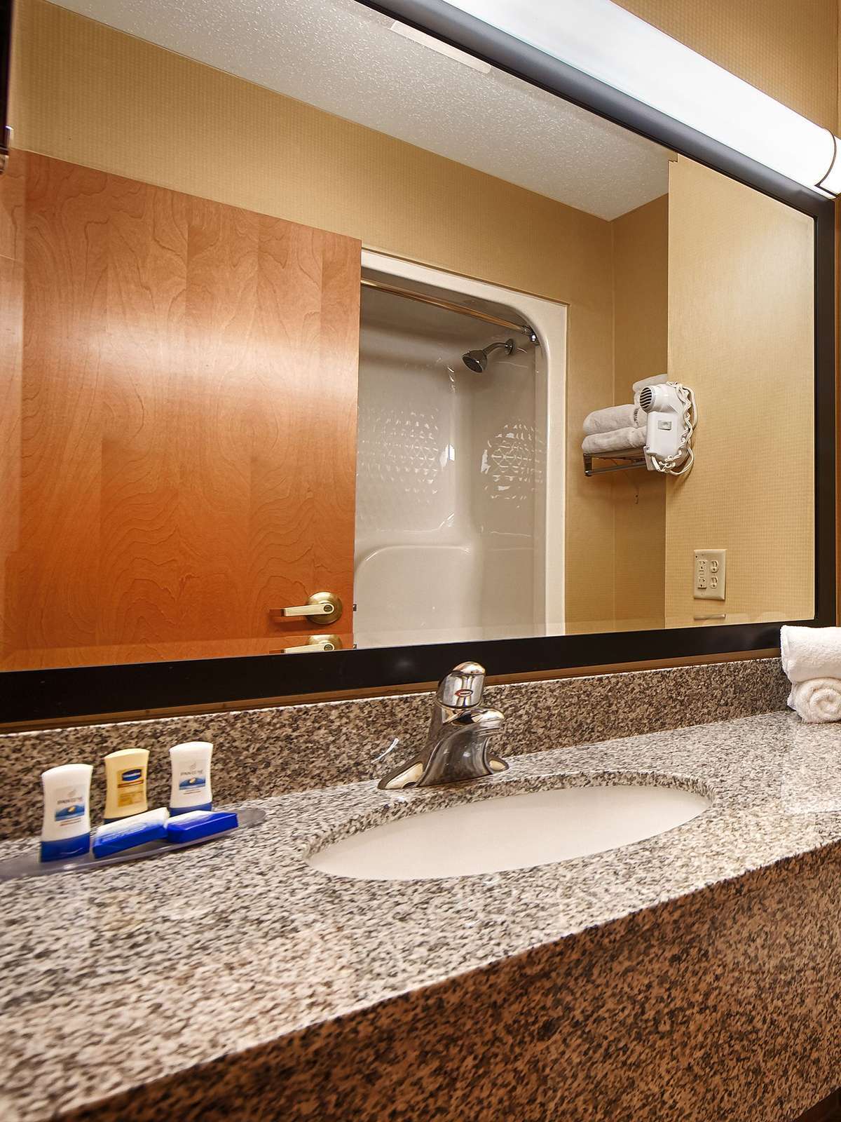 Hotel Best Western Plus New England Inn & Suites photo 3