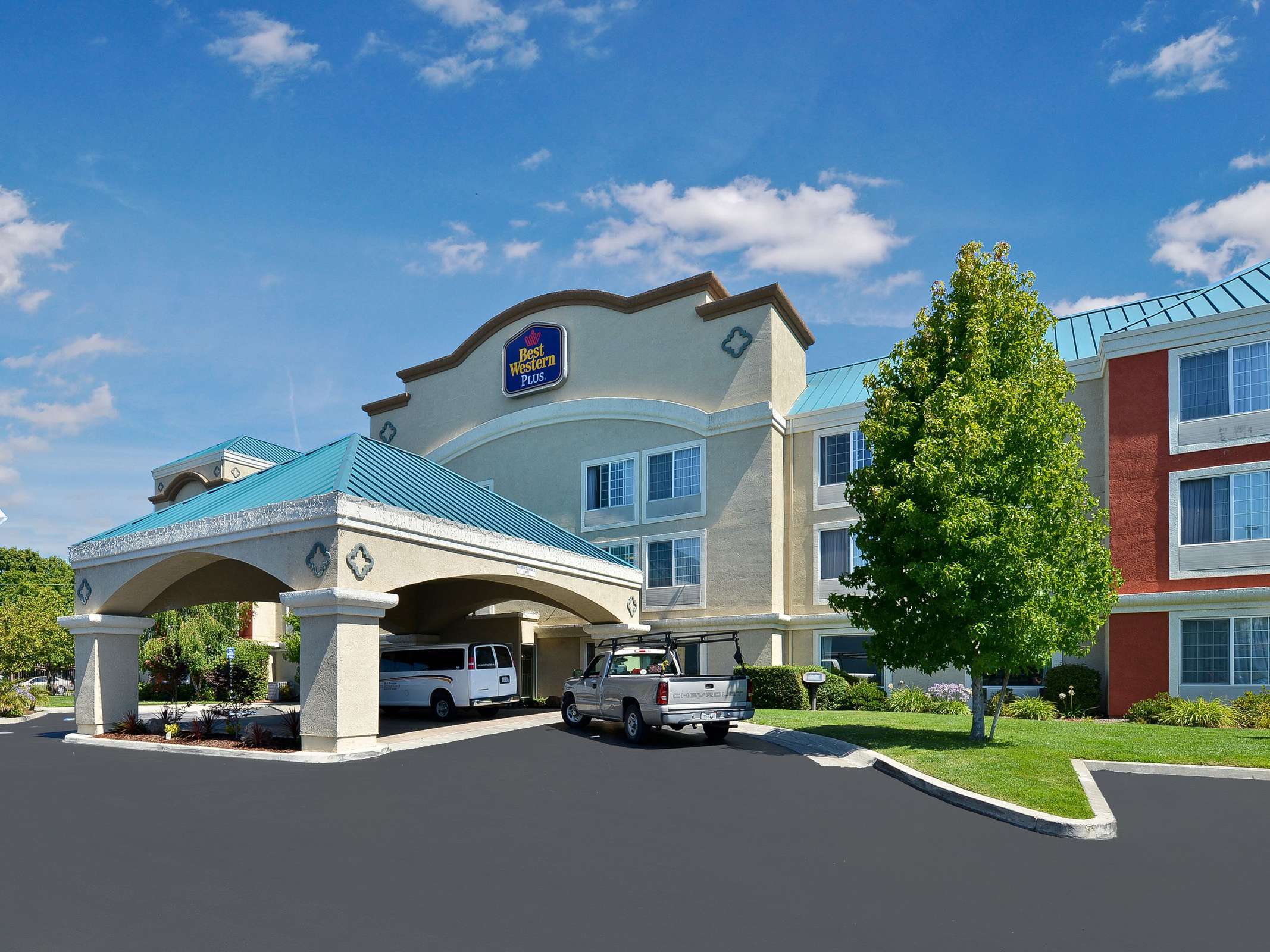 Best Western Plus Airport Inn & Suites