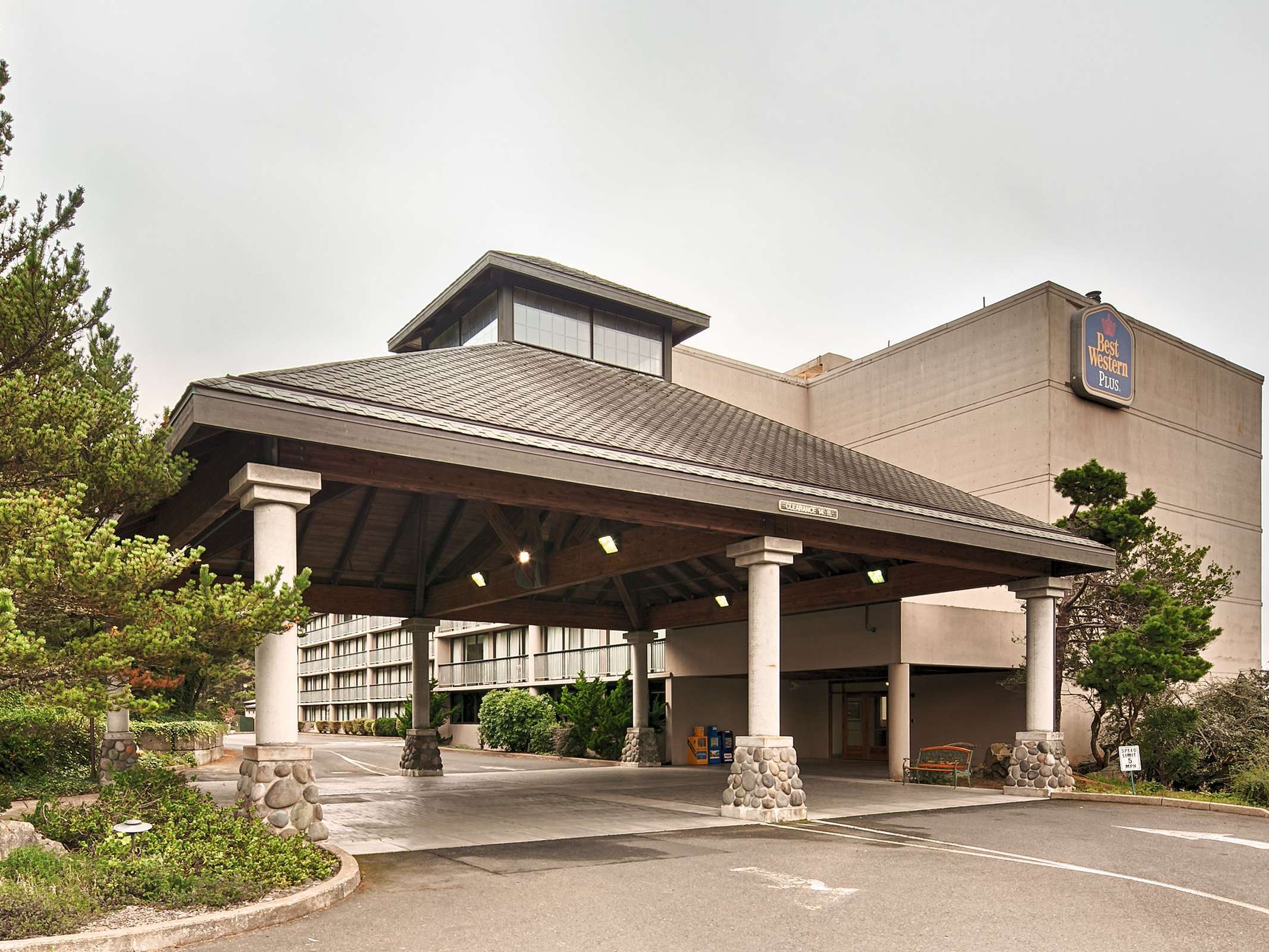Best Western Plus Agate Beach Inn