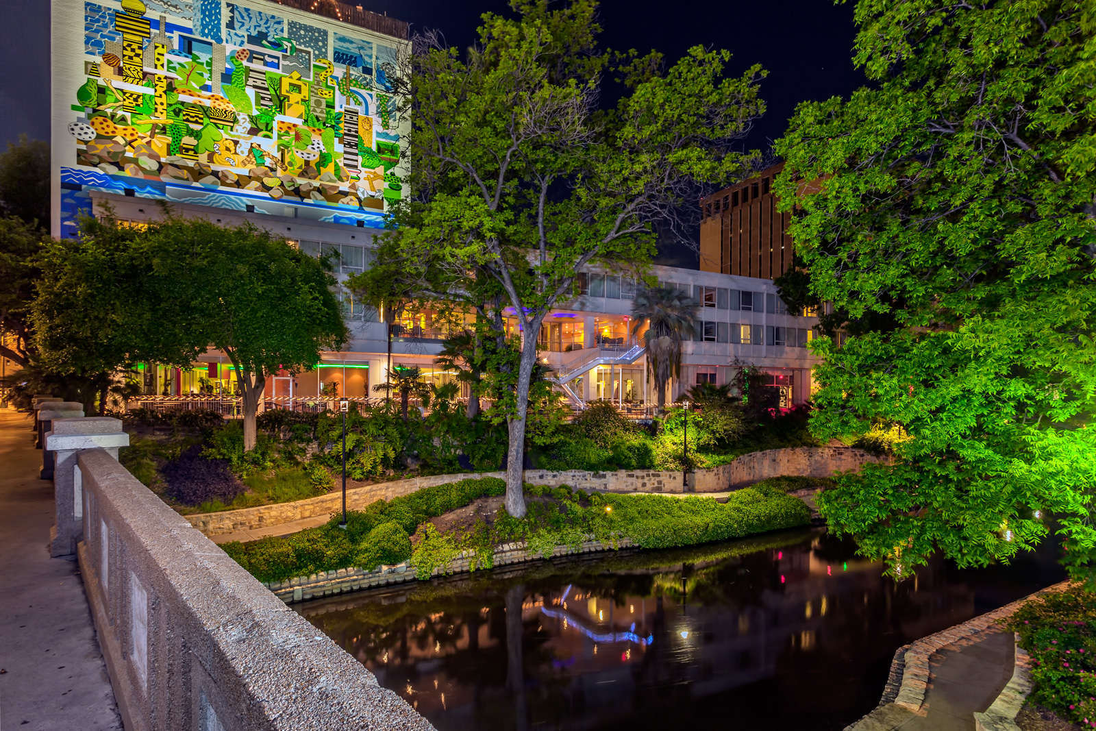 El Tropicano Riverwalk Hotel