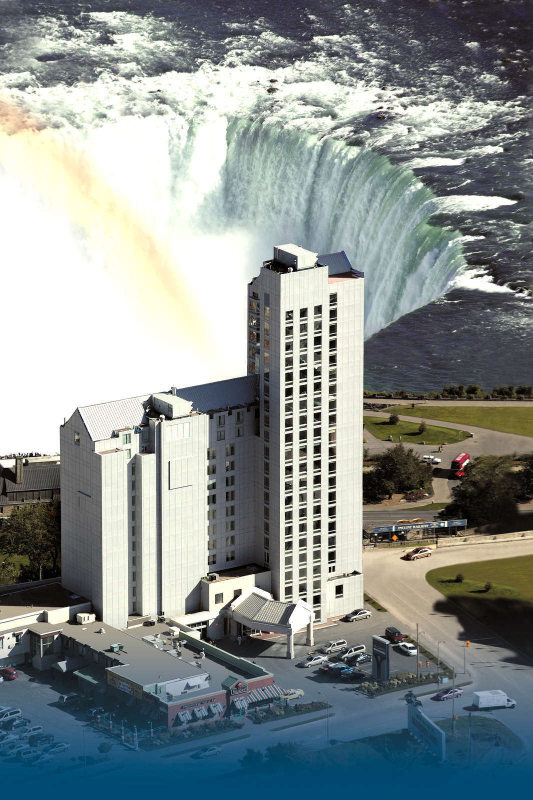 The Oakes Overlooking the Falls Hotel