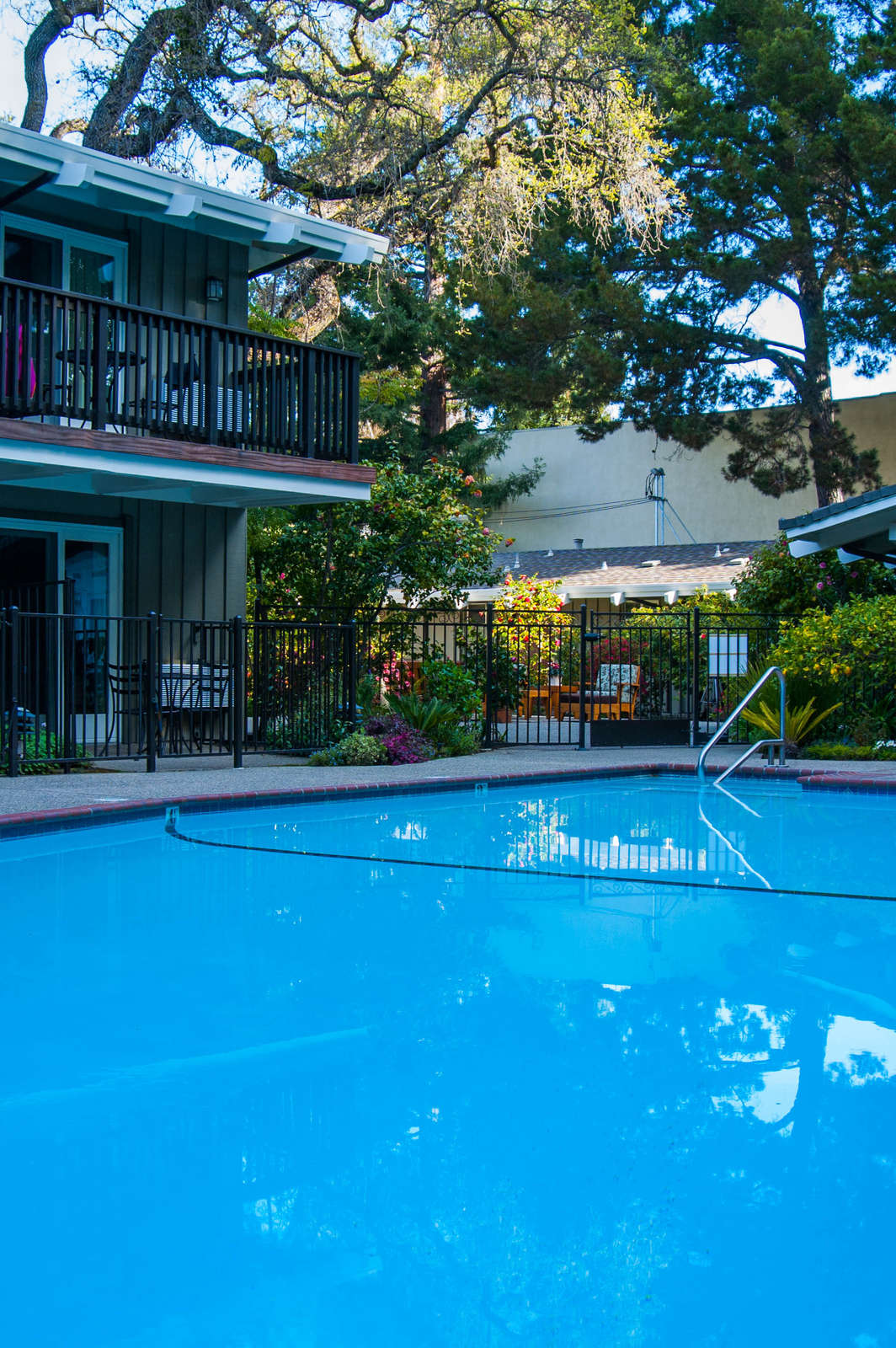 Hotel Red Cottage Inn & Suites photo 1