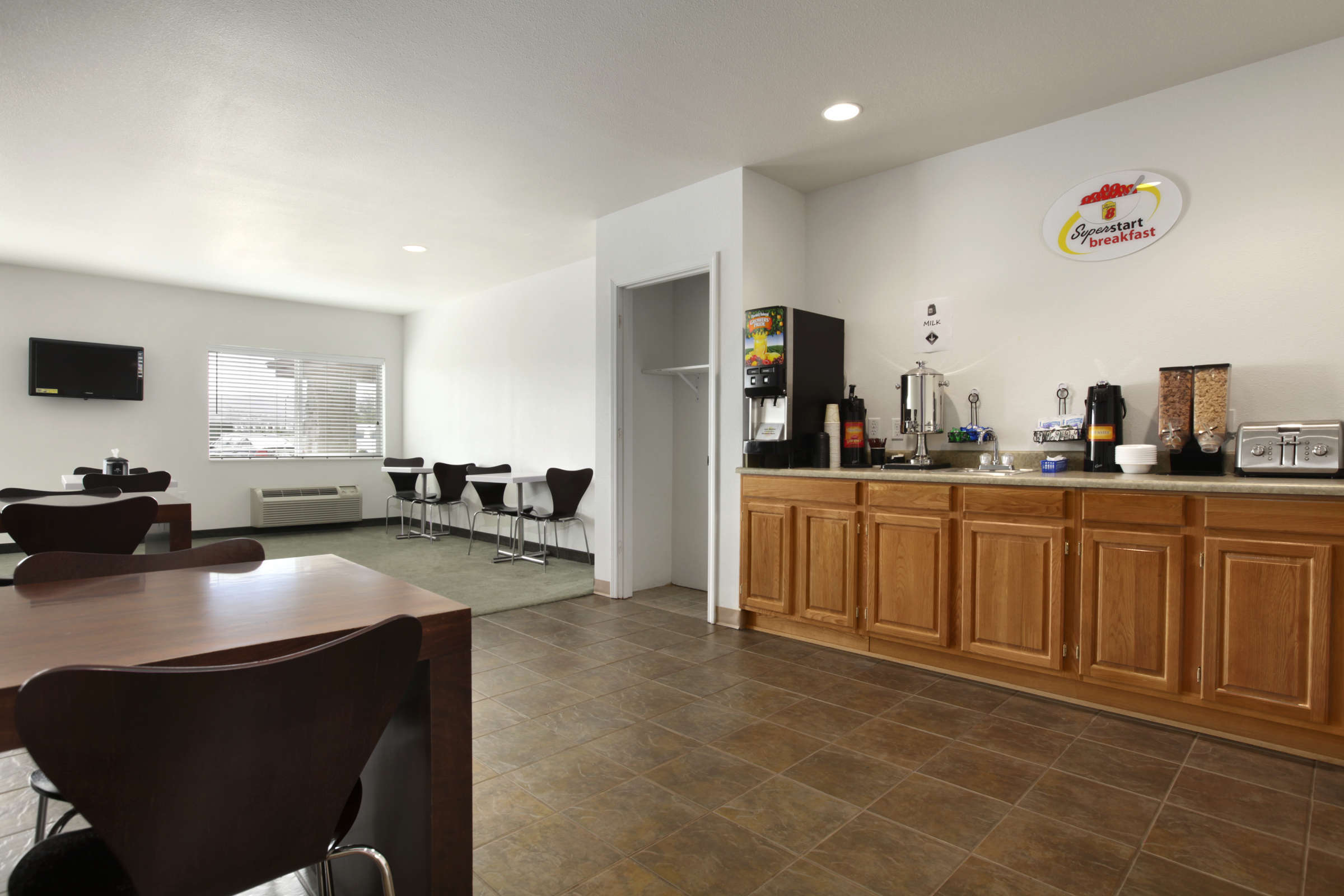 Hotel Super 8 Inn & Suites Central Point/Medford photo 4