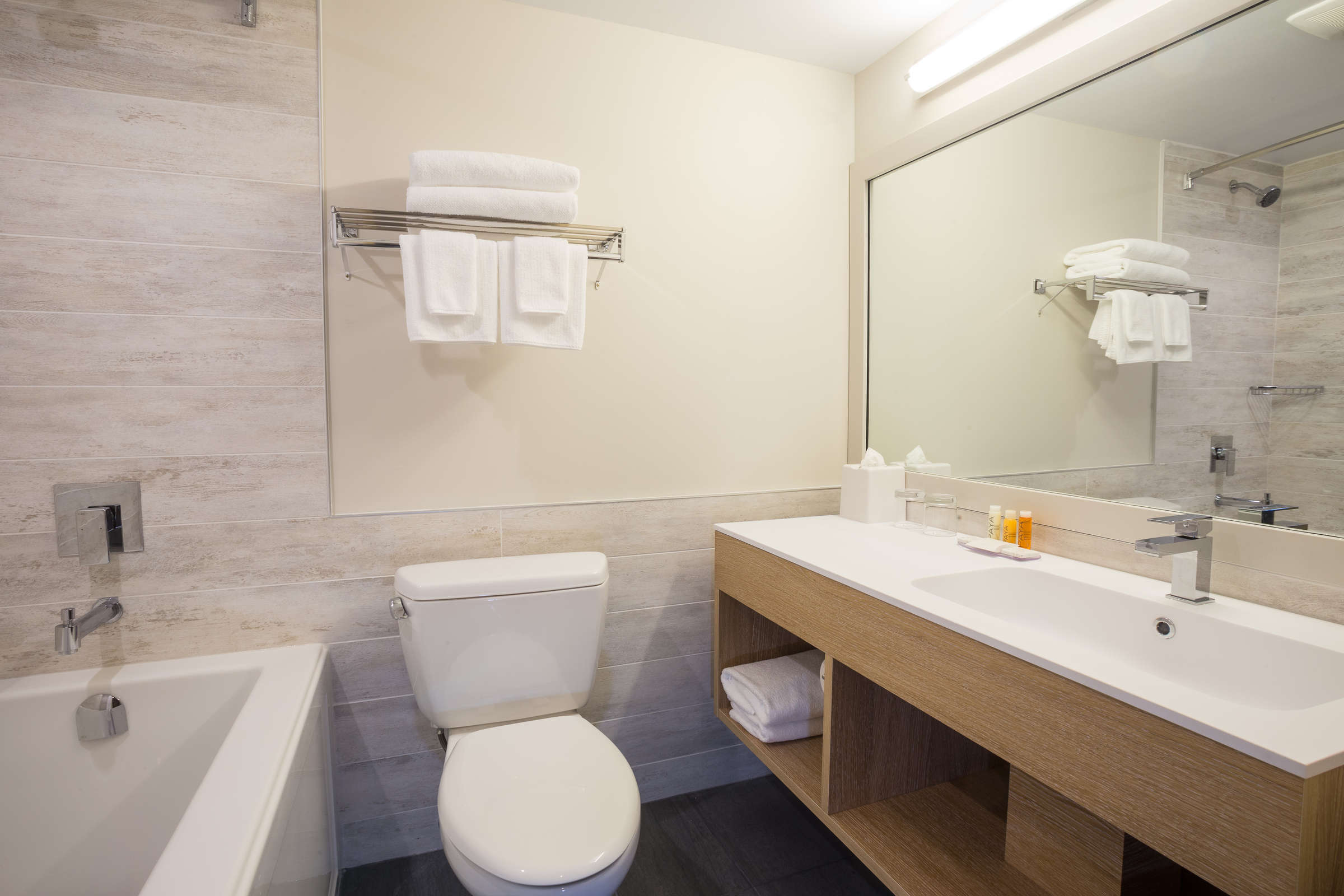 Hotel Crystal Lodge & Suites photo 2