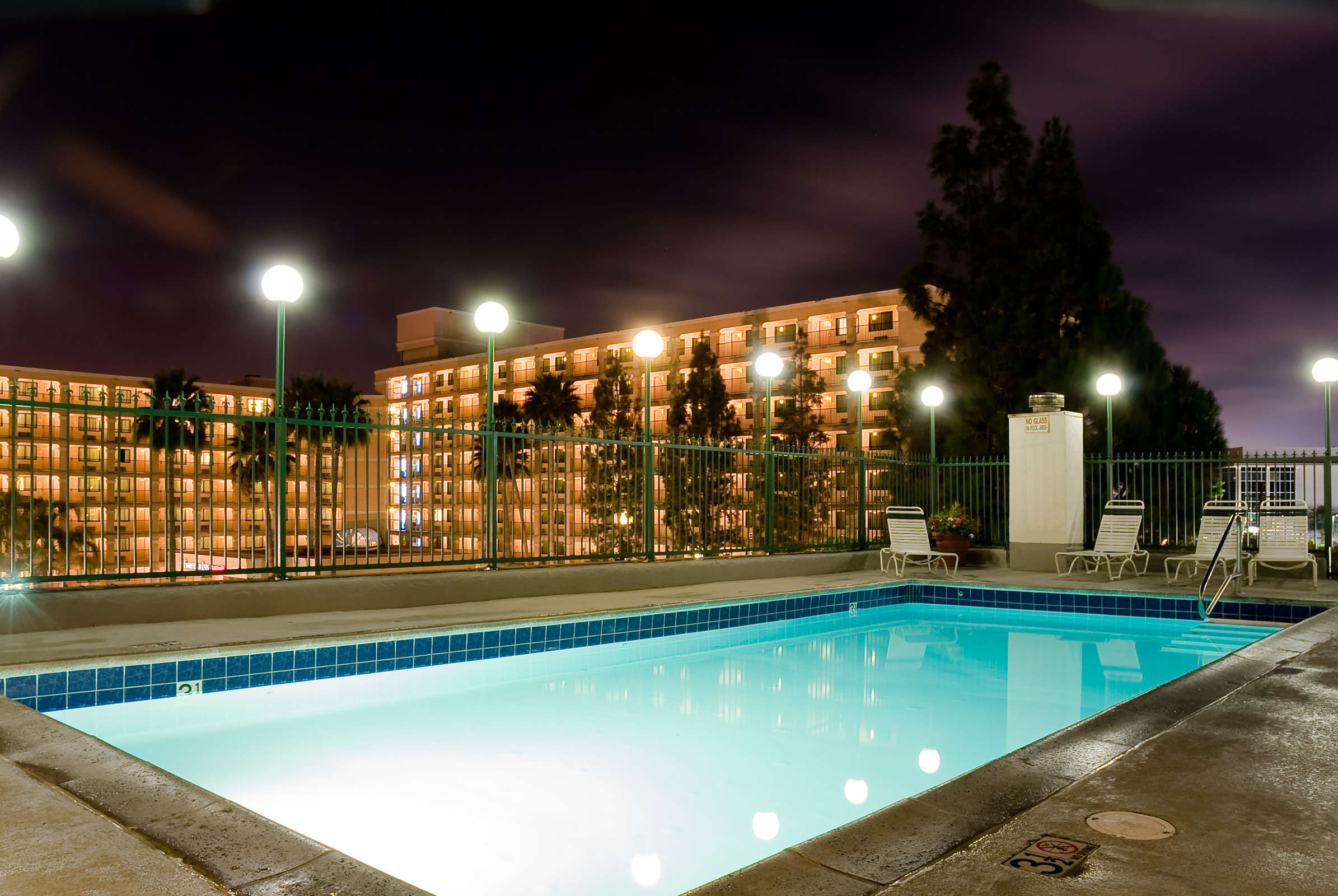 Hotel Anaheim Camelot Inn & Suites photo 1