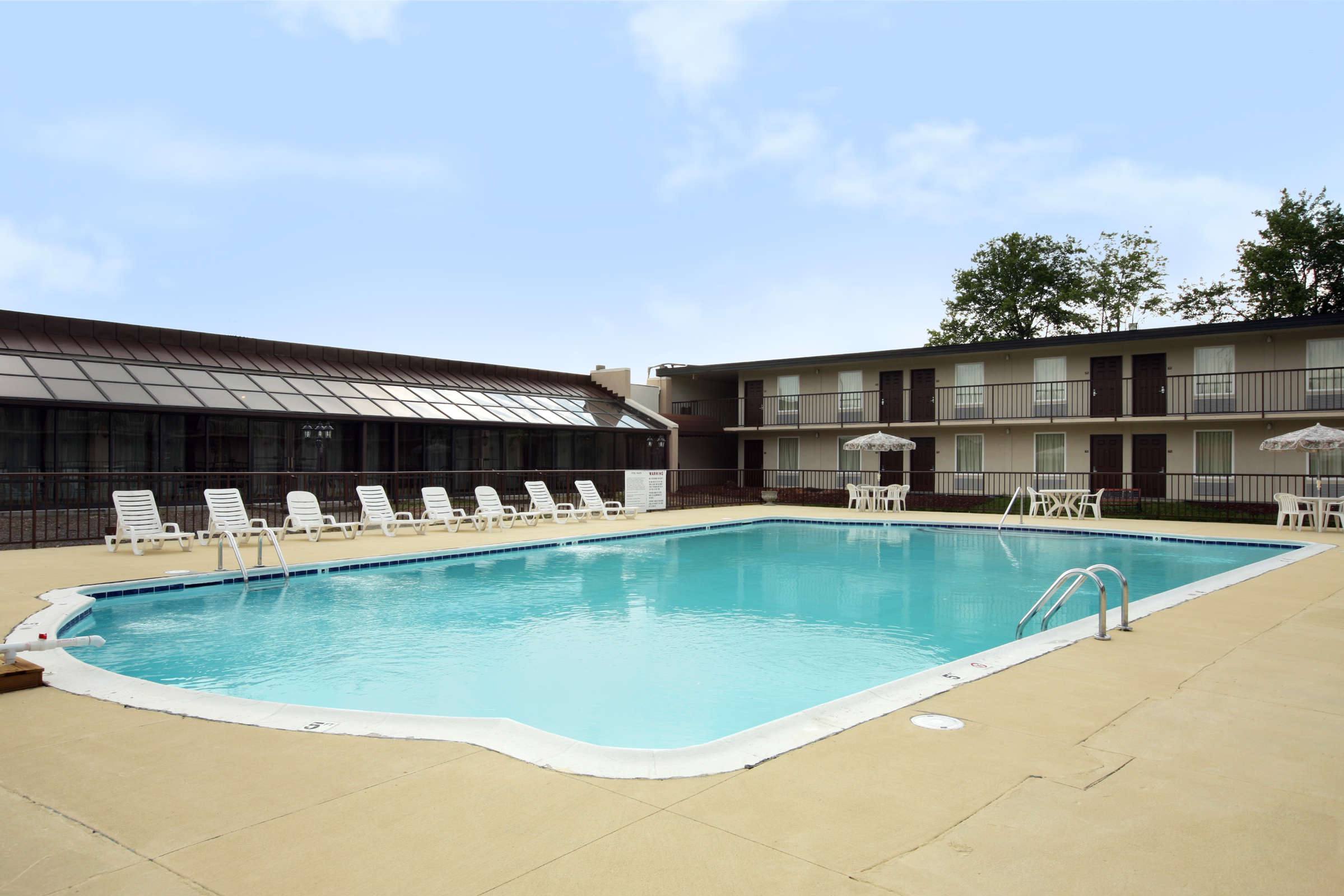 Hotel Ramada Louisville North photo 2