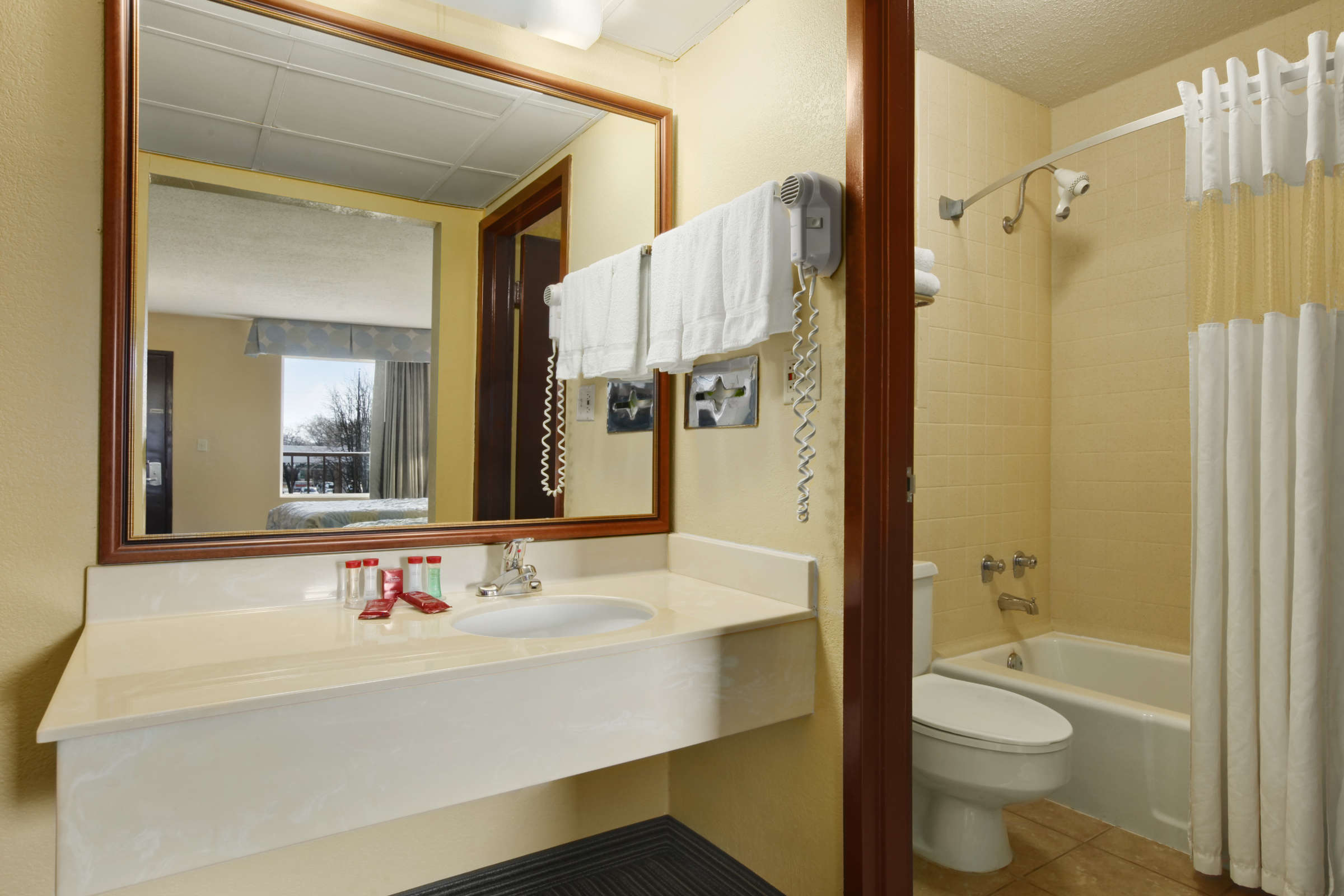 Hotel Ramada Louisville North photo 4